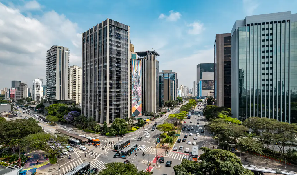 Avenida Paulista, em São Paulo, em um dia de céu aberto